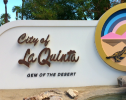 A sign for the city of la quinta