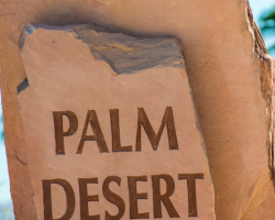 A sign that says palm desert on it.