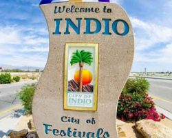 A sign that says welcome to indio city of festivals.